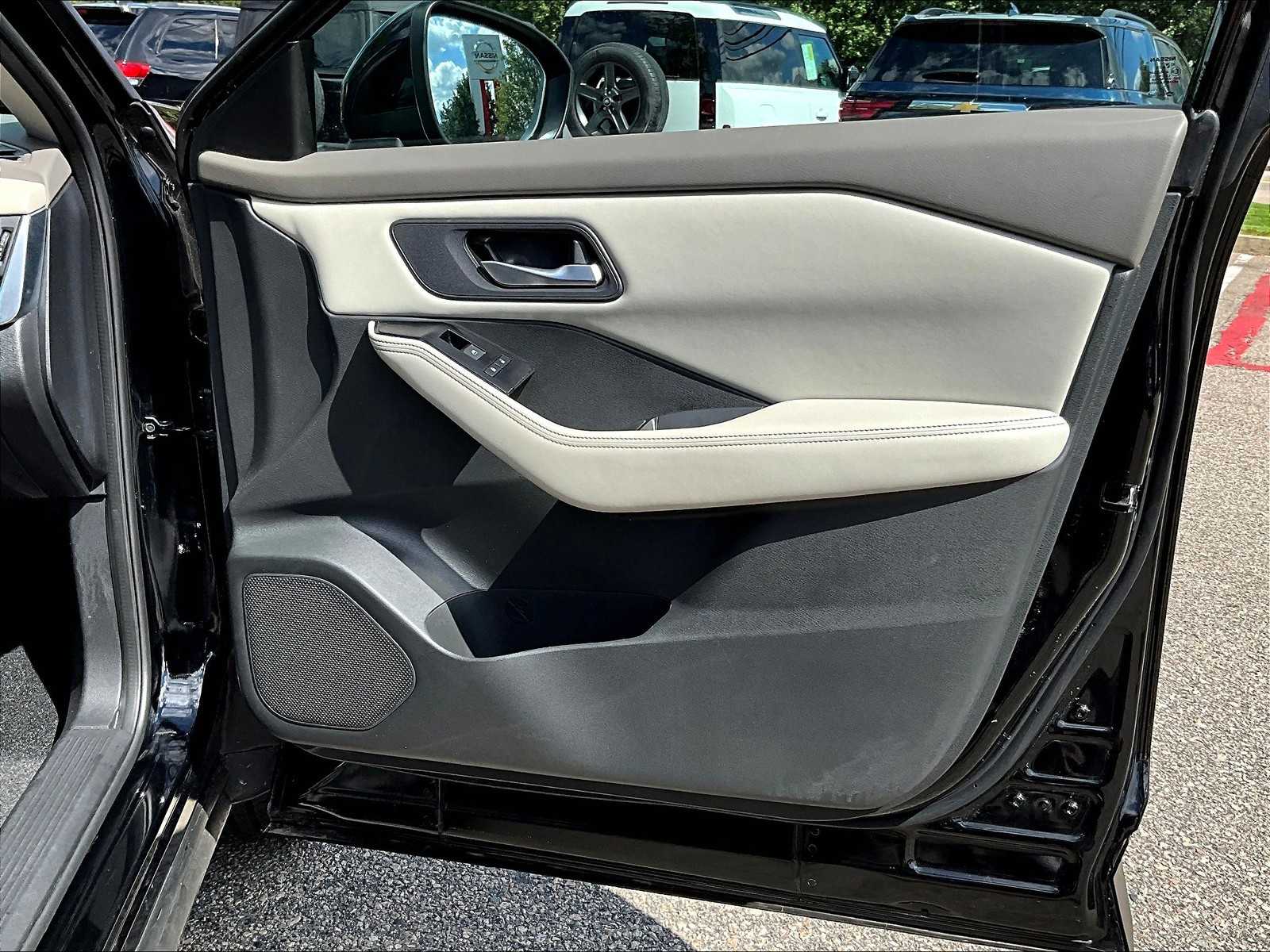 2025 Nissan Rogue SV photo 8