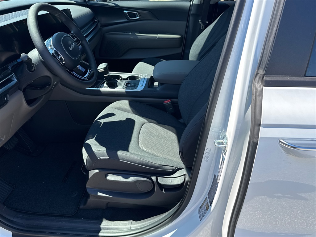 2026 Kia Carnival LX photo 7