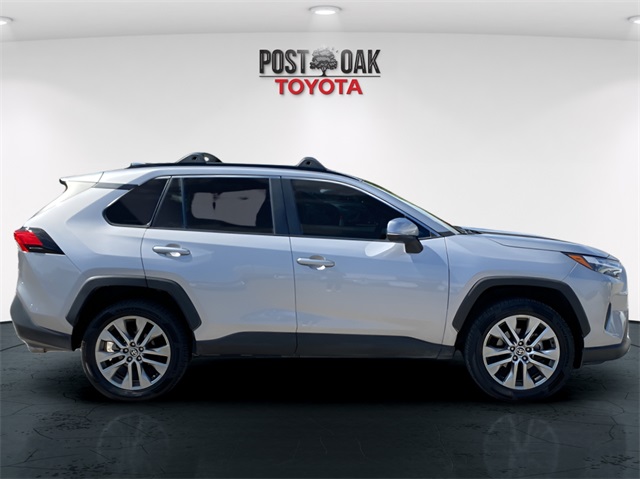 2022 Toyota RAV4 XLE Premium photo 9