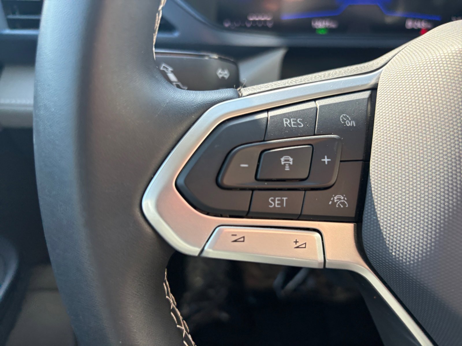 2024 Volkswagen Taos SE photo 4