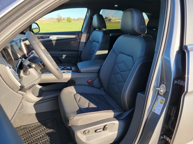 2025 Volkswagen Atlas Cross Sport SE Technology photo 2