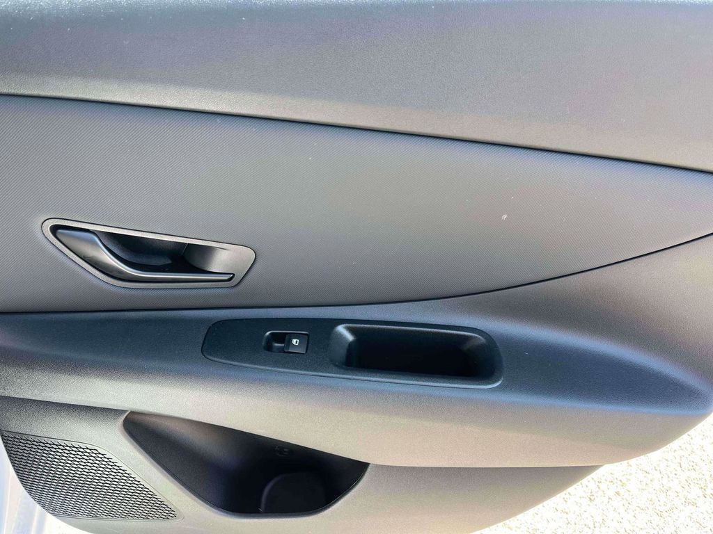 2025 Hyundai Elantra SEL Sport photo 2