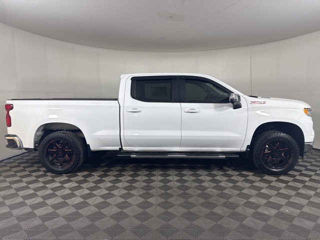 2022 Chevrolet Silverado 1500 LT photo 2