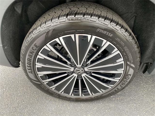 2025 Volkswagen Taos SE photo 6