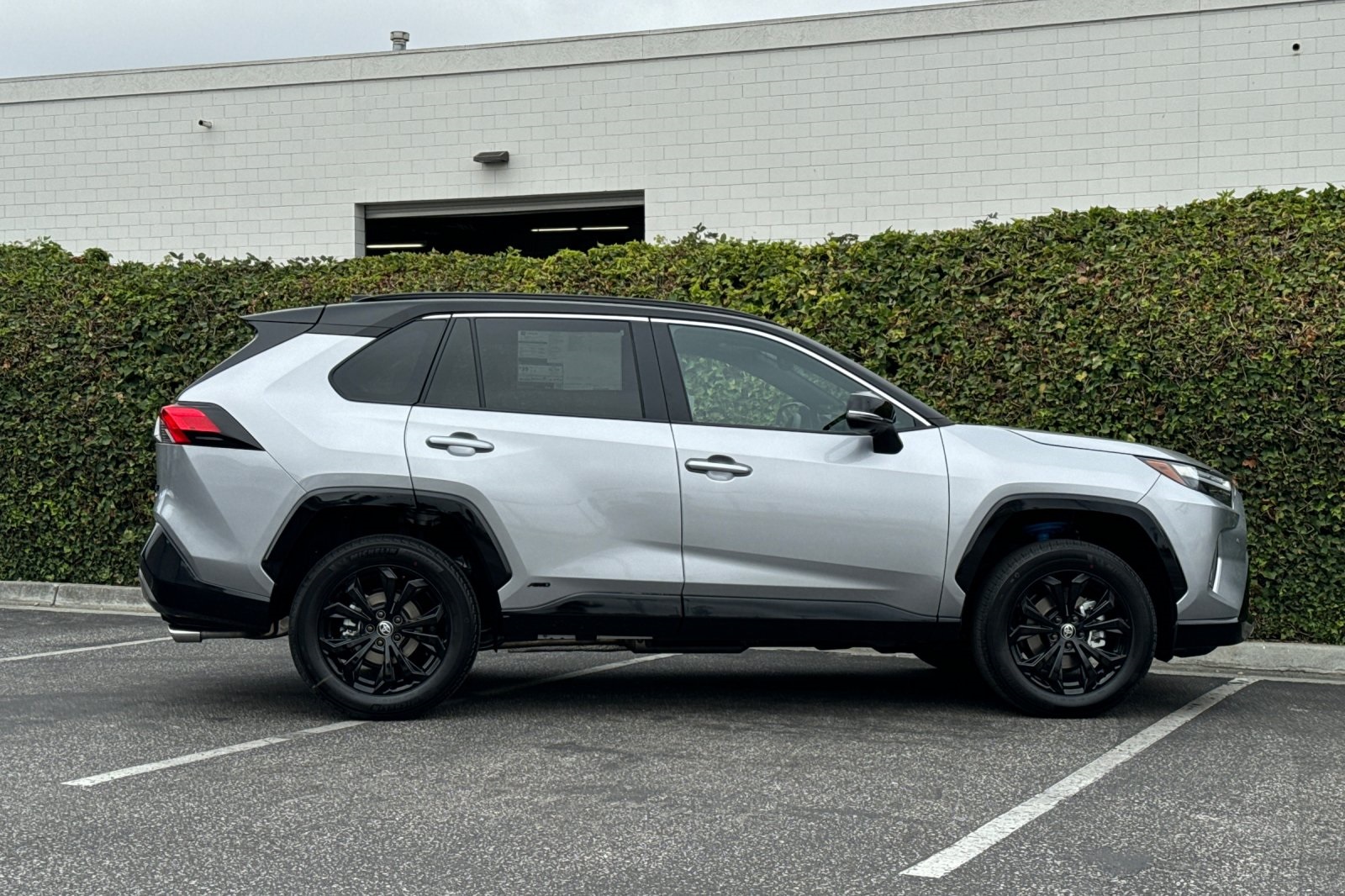 2025 Toyota RAV4 Hybrid XSE photo 3