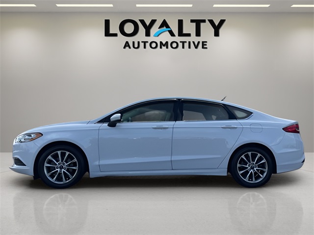 2017 Ford Fusion SE photo 2