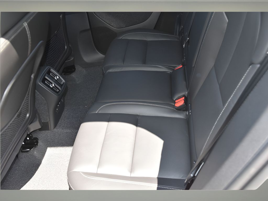 2025 Volvo XC40 photo 13