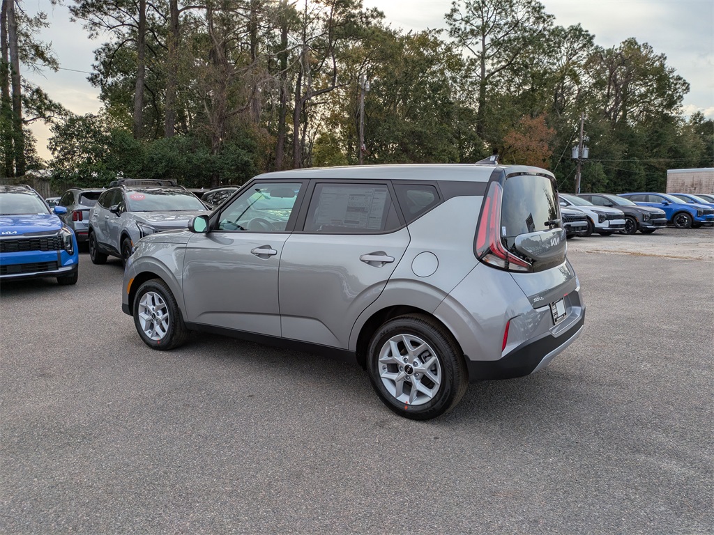 2025 Kia Soul LX photo 2