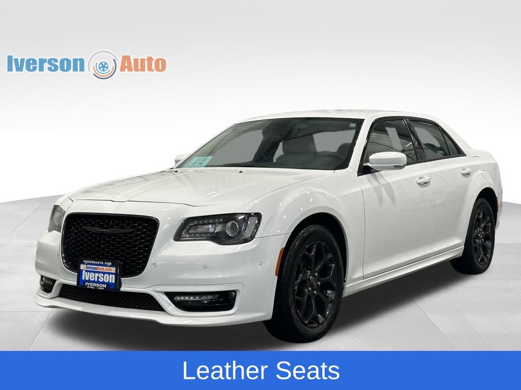 2023 Chrysler 300 Touring L photo 3