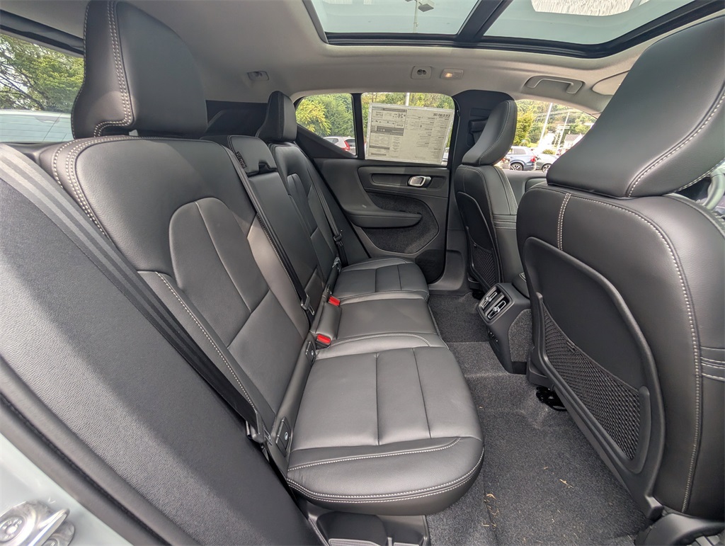 2025 Volvo XC40 AWD Core photo 4