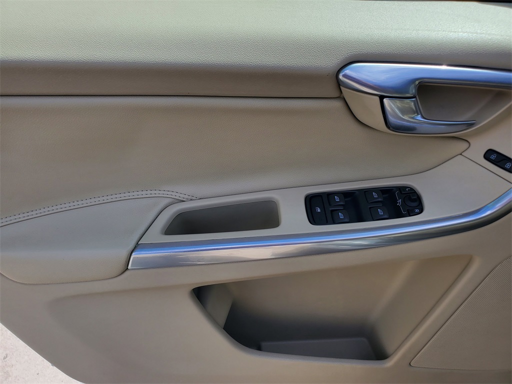 2016 Volvo XC60 T5 Drive-E Premier photo 18