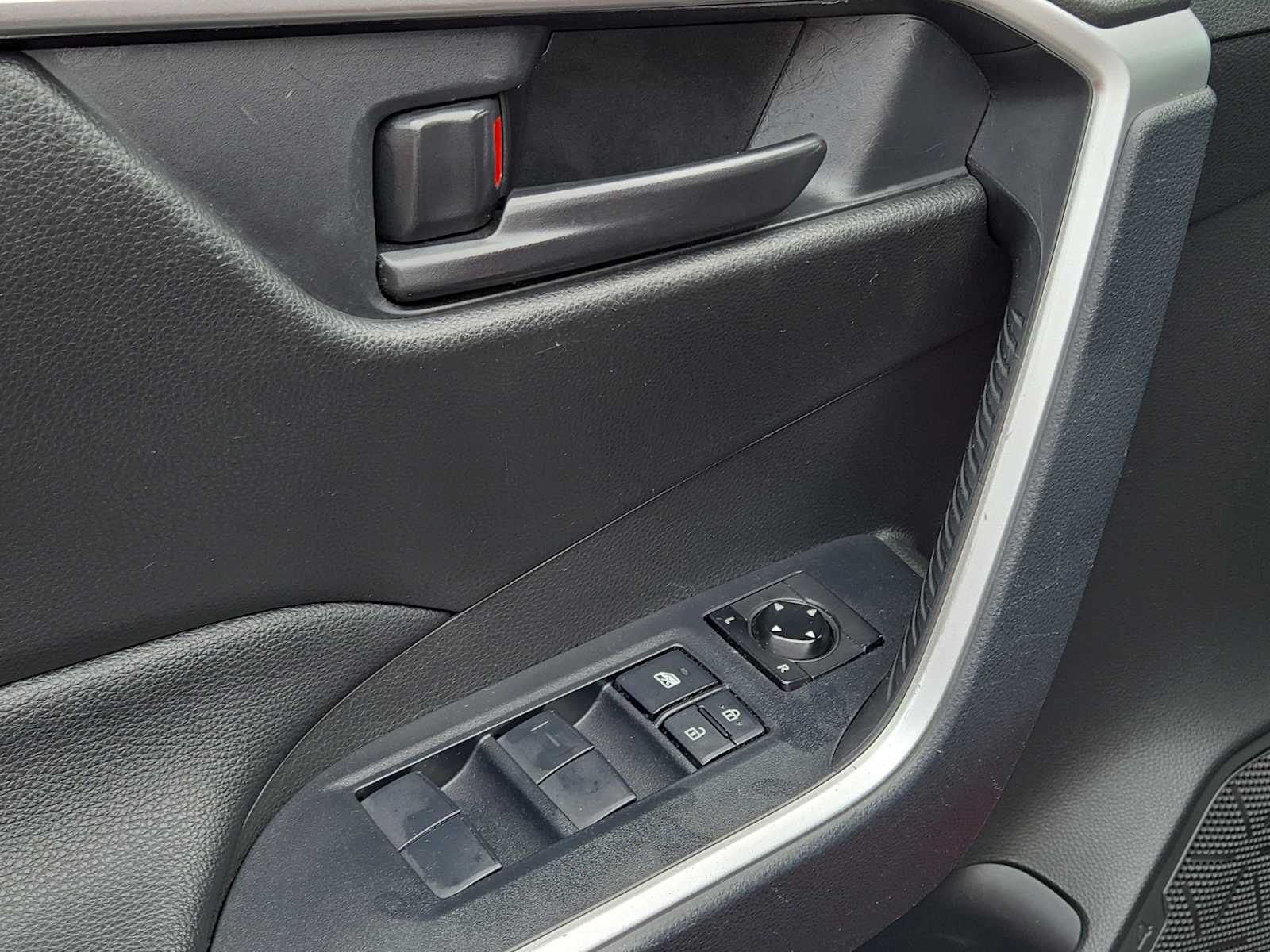2020 Toyota RAV4 LE photo 3