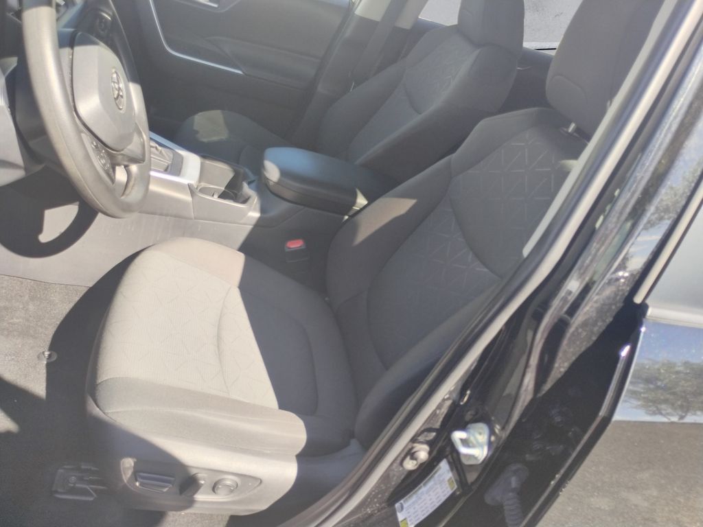 2024 Toyota RAV4 XLE photo 8