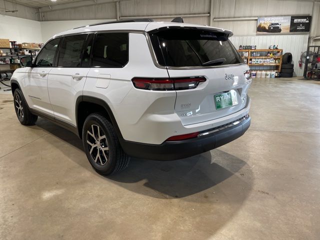 2025 Jeep Grand Cherokee Limited photo 3