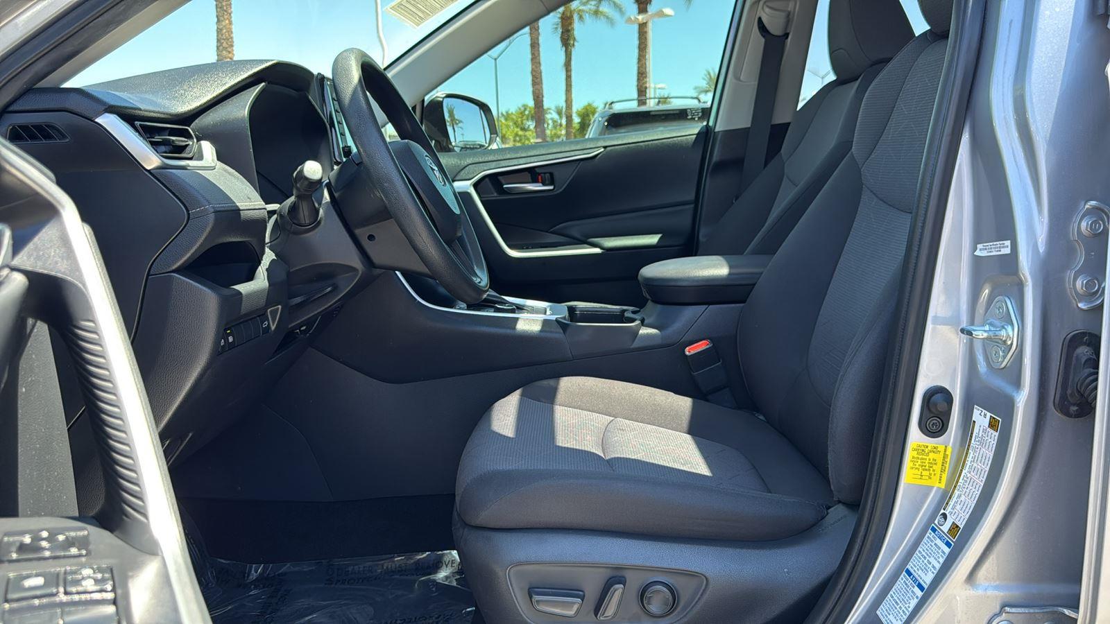 2021 Toyota RAV4 Hybrid XLE photo 24
