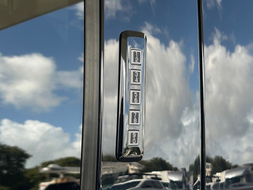 2023 Ford F-150 XLT photo 12