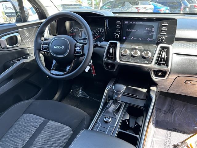 2022 Kia Sorento LX photo 4
