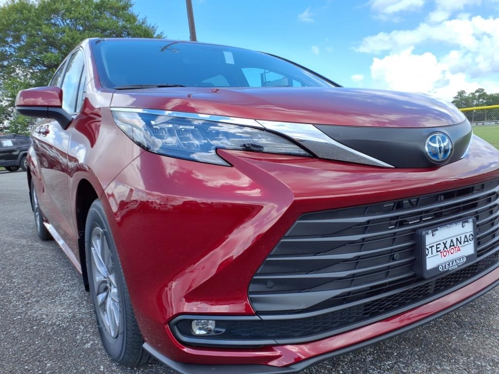 2025 Toyota Sienna XLE photo 8