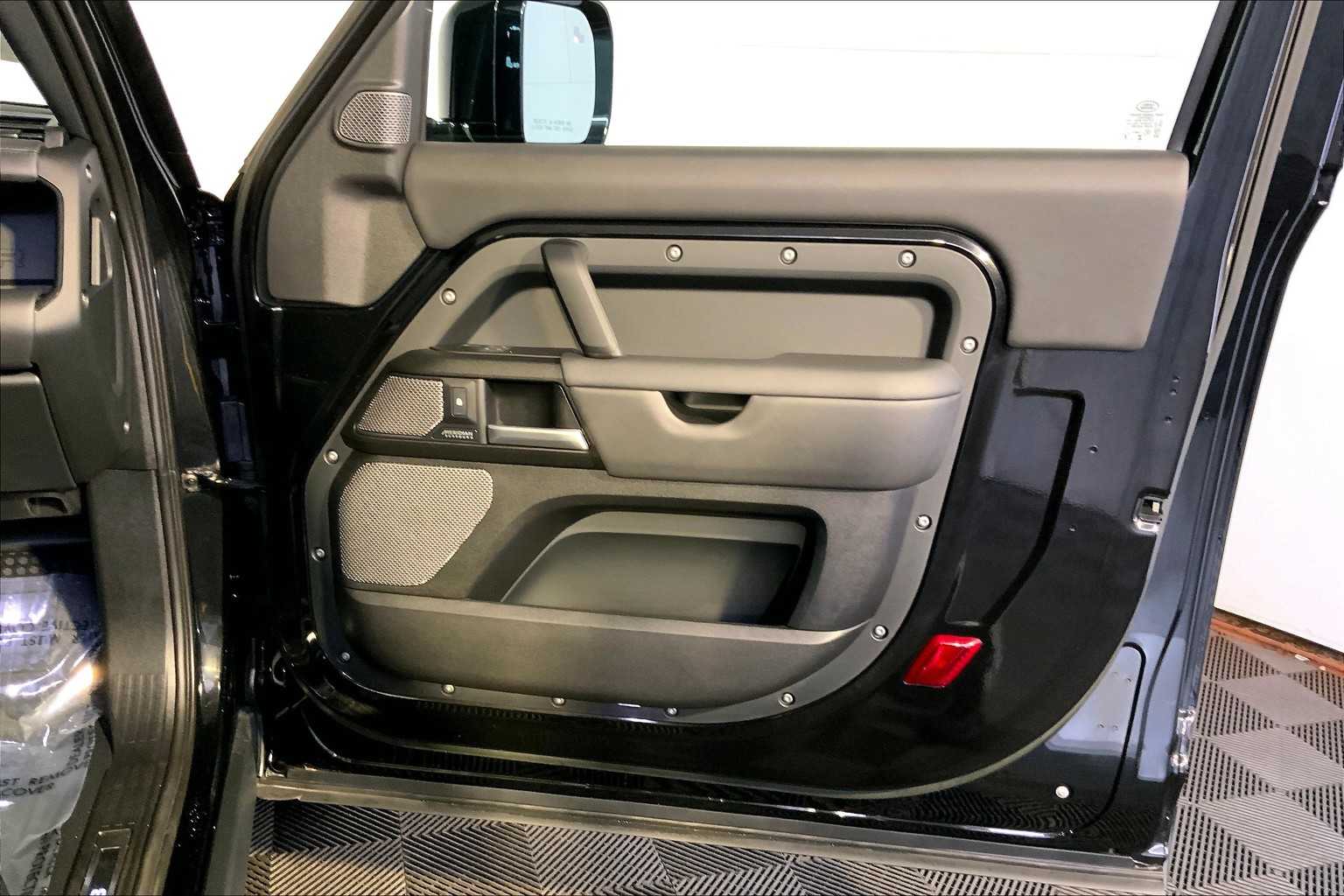 2023 Land Rover Defender V8 photo 26