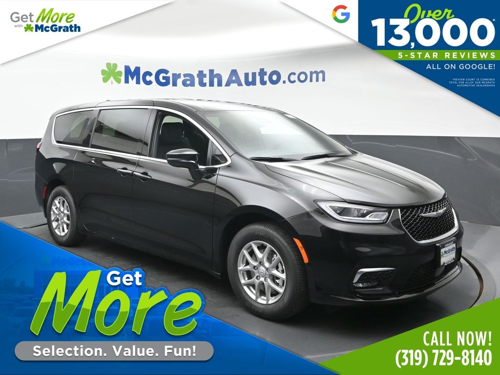 2026 Chrysler Pacifica Select's photo