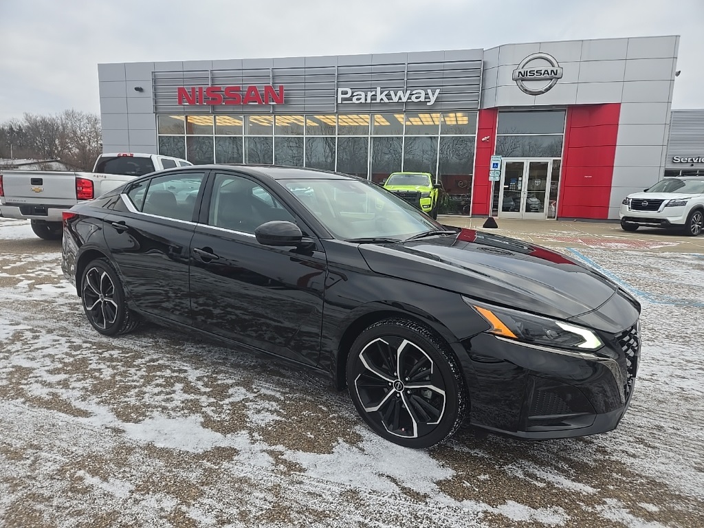 2024 Nissan Altima SR's photo