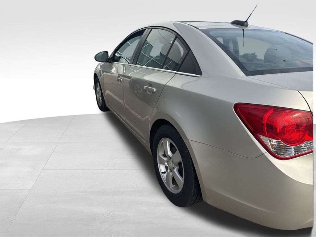 2016 Chevrolet Cruze photo 2