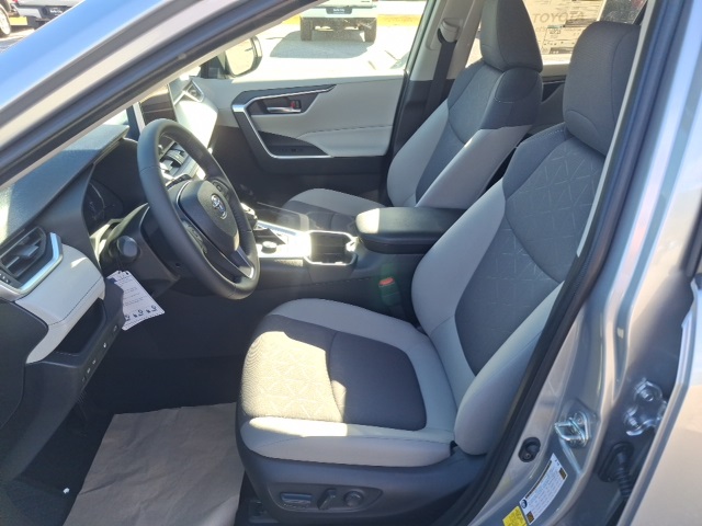 2025 Toyota RAV4 Hybrid XLE photo 6