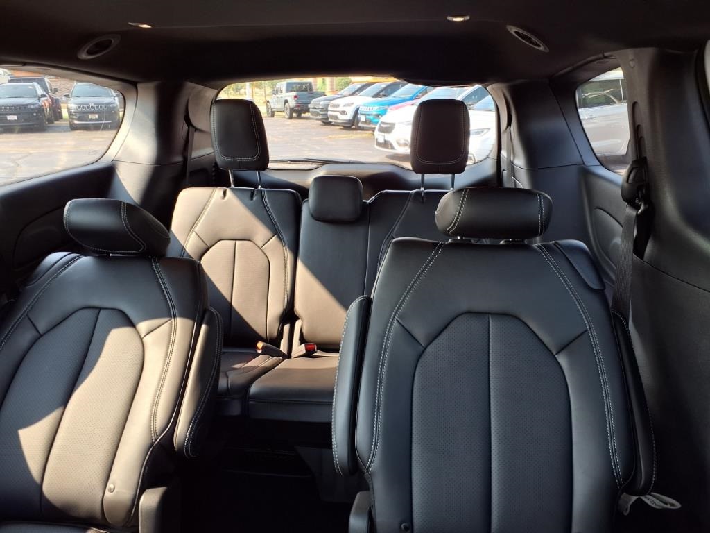 2025 Chrysler Pacifica photo 15