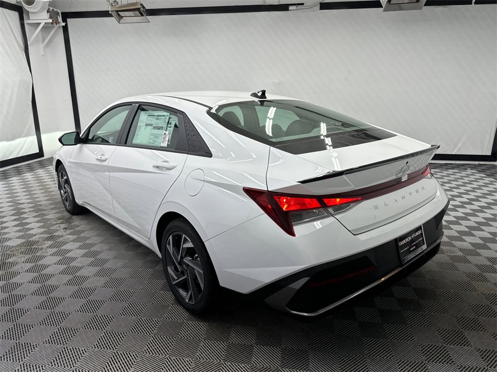 2025 Hyundai Elantra SEL Sport photo 3