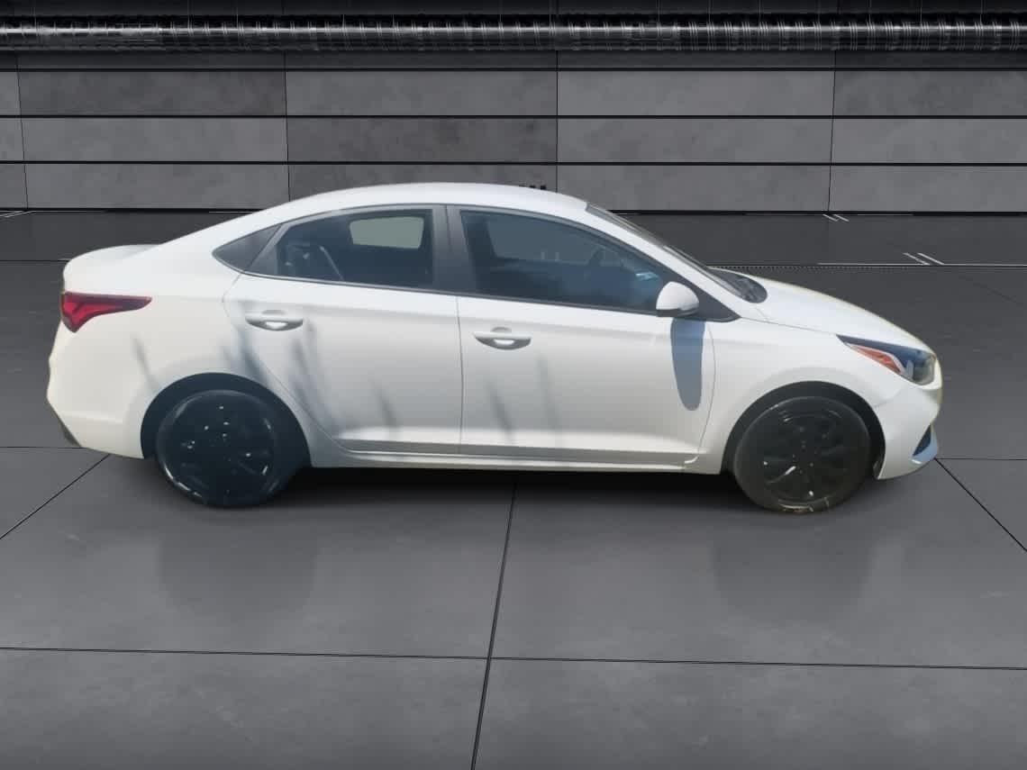 2022 Hyundai Accent SE photo 2