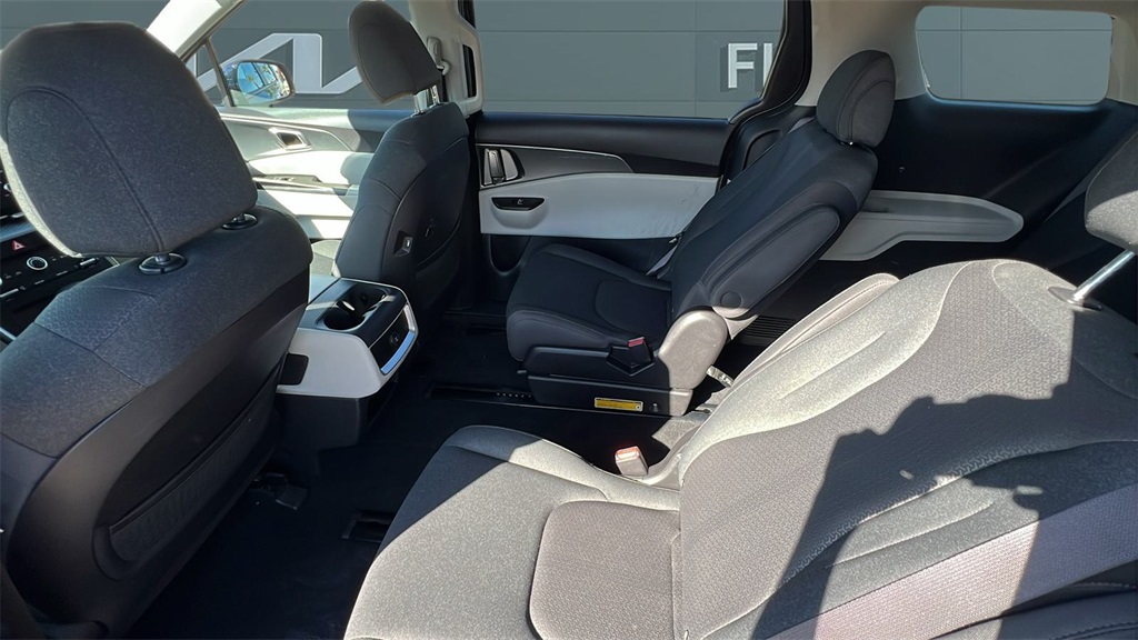2023 Kia Carnival LX photo 8