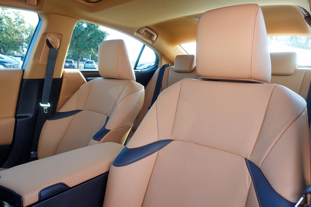 2023 Lexus ES 300h photo 23