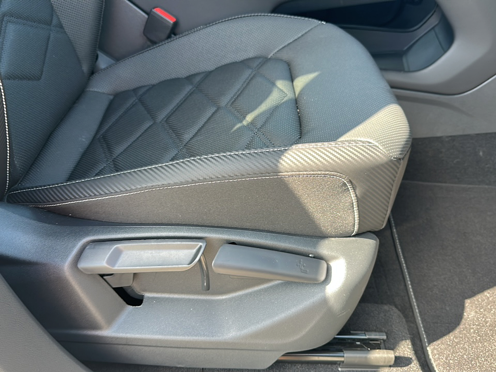 2024 Volkswagen Atlas Cross Sport SE Technology photo 6