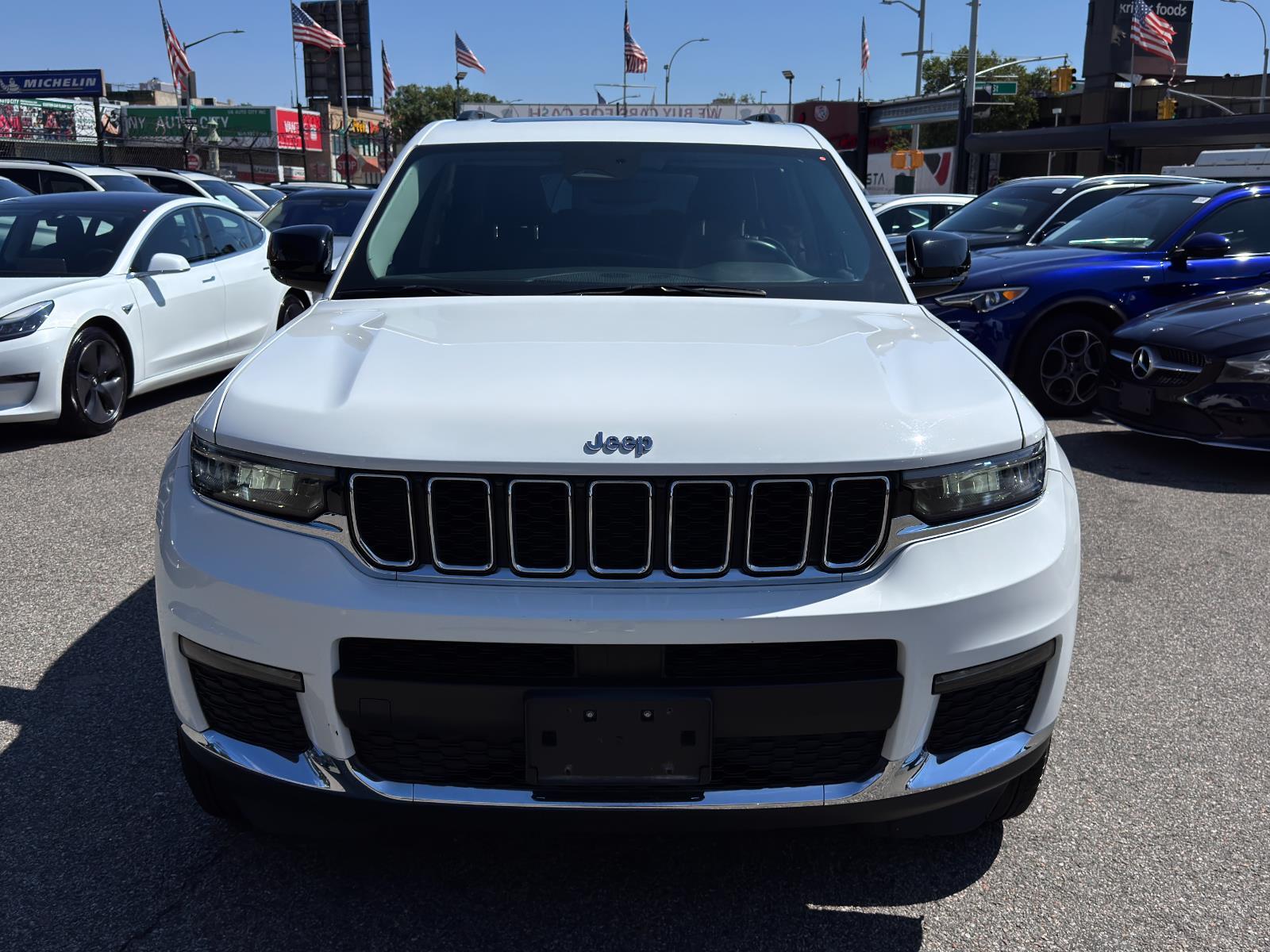 2022 Jeep Grand Cherokee Limited photo 2