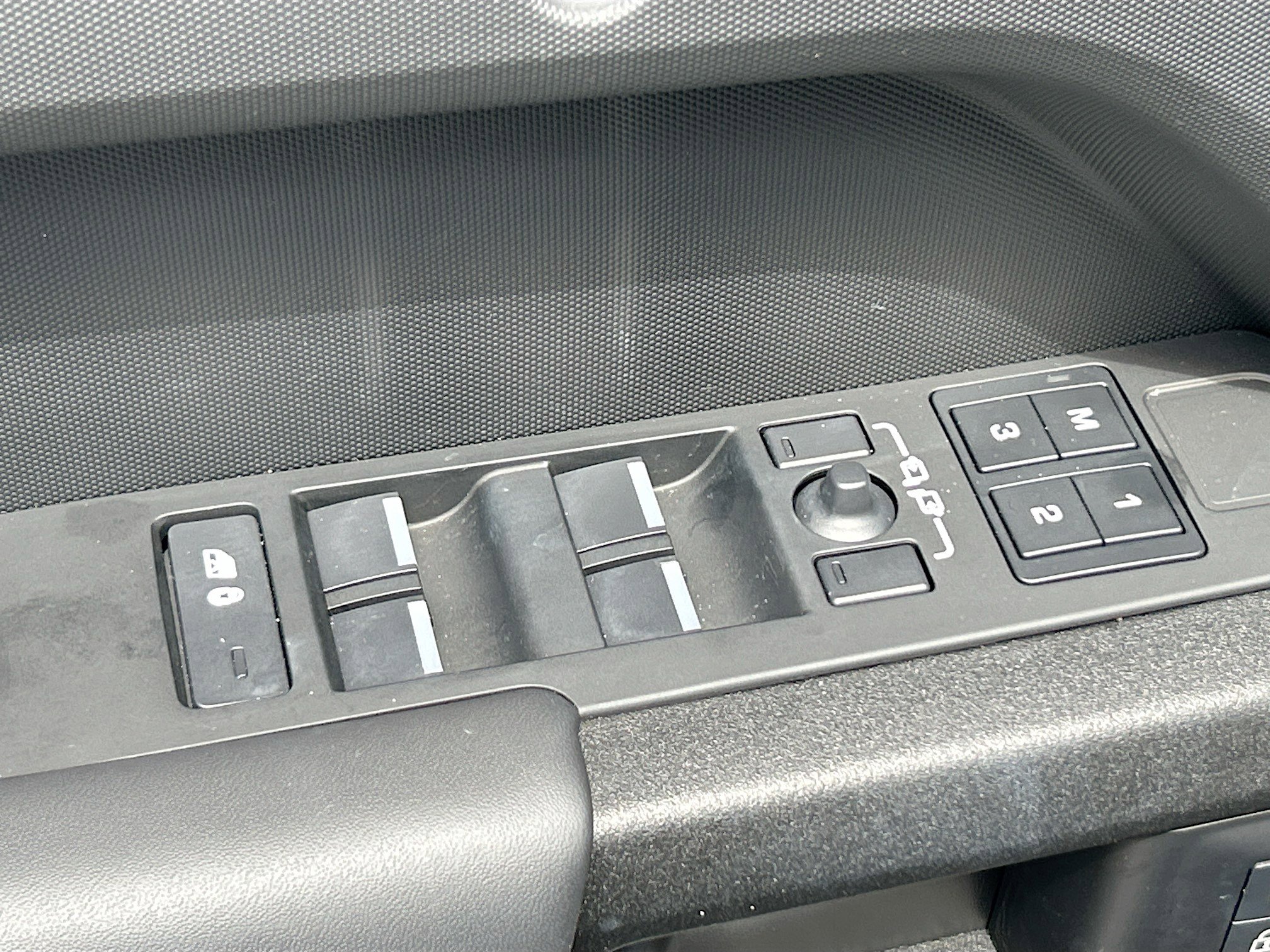 2025 Land Rover Defender 130 X photo 11