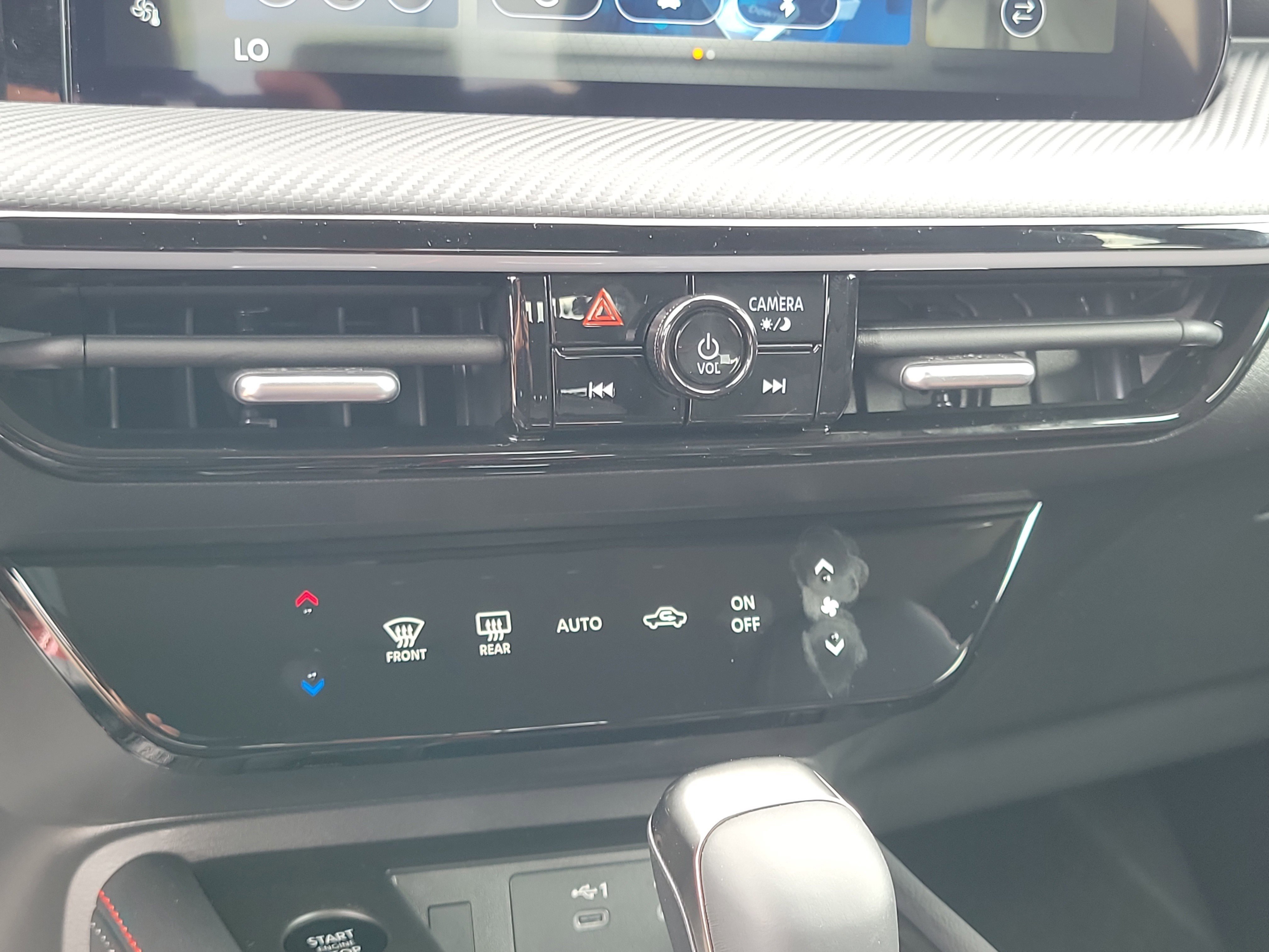 2025 Nissan Kicks SR photo 4