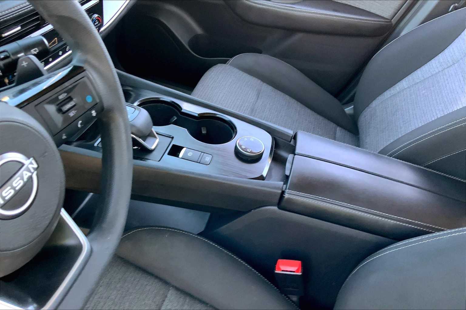 2023 Nissan Rogue SV photo 13