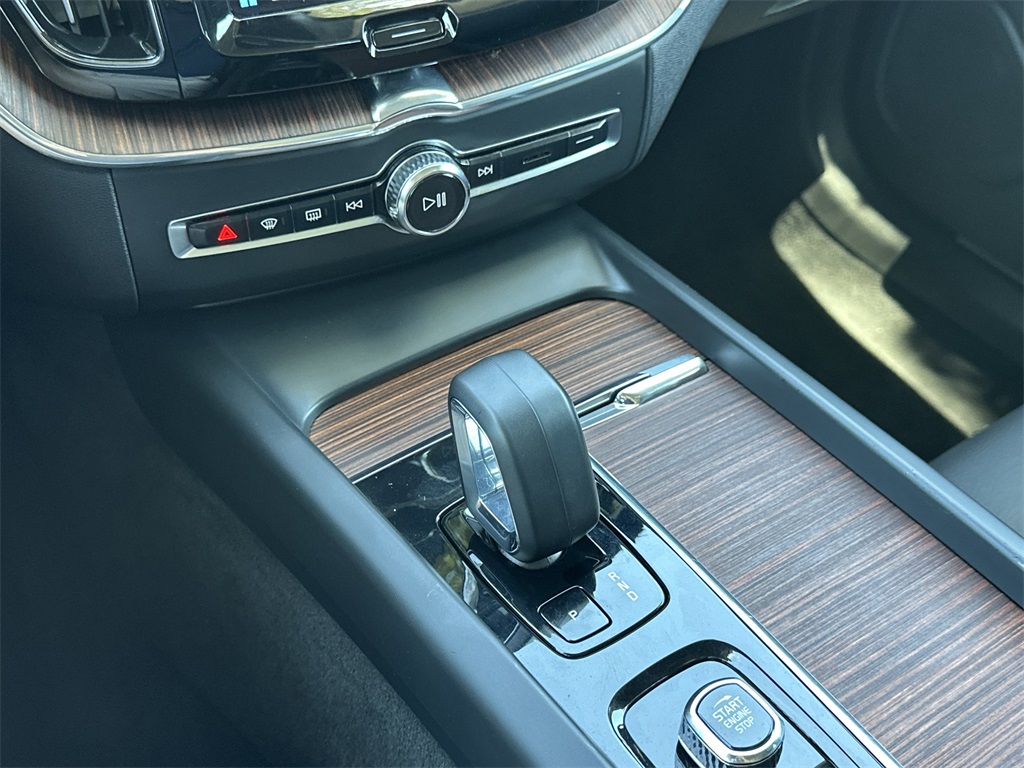2023 Volvo XC60 B5 Plus photo 22