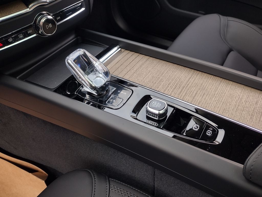 2026 VOLVO XC60 - Image 16