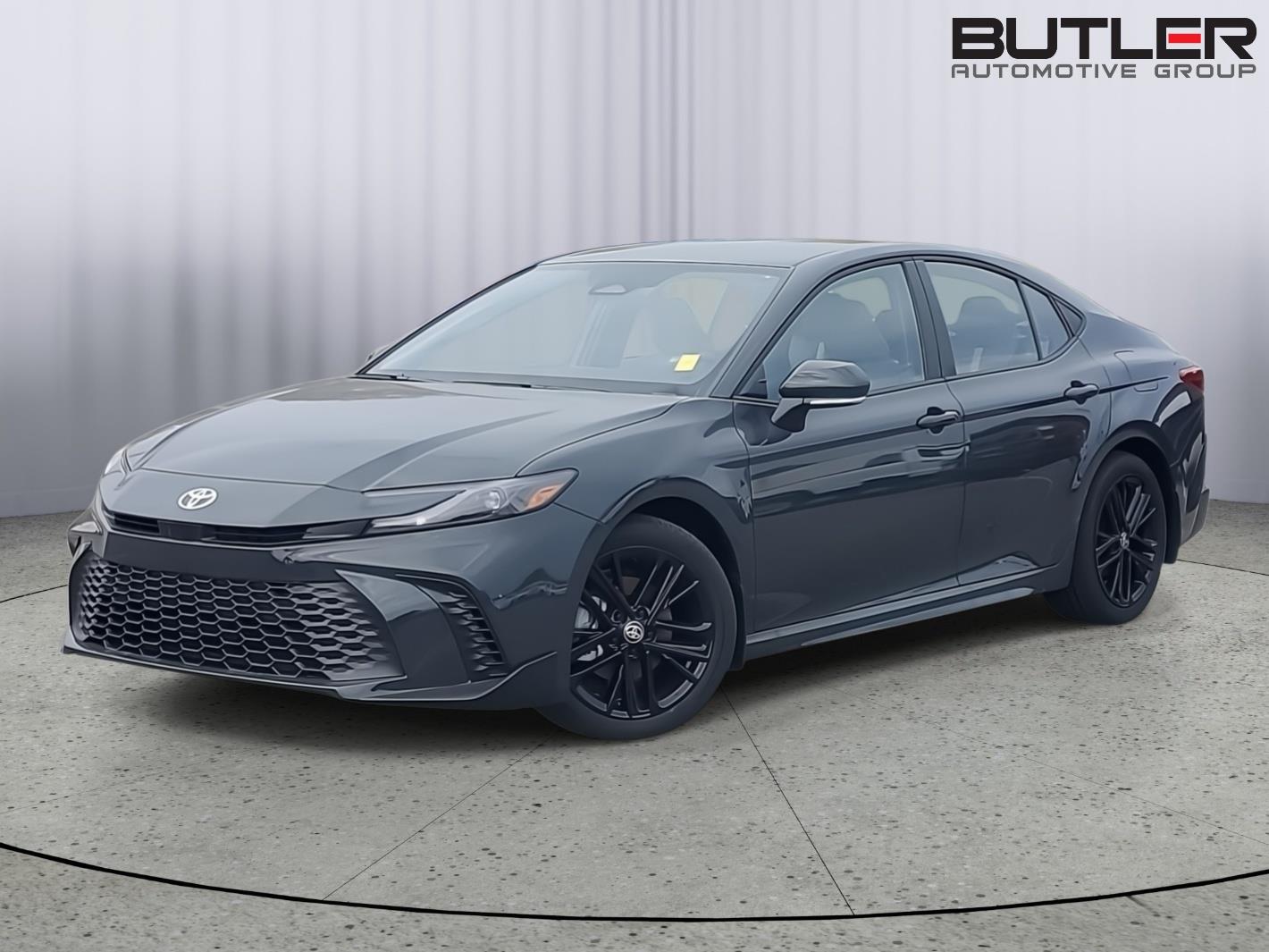 2025 Toyota Camry SE's photo