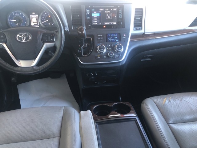 2016 Toyota Sienna Limited Premium photo 10