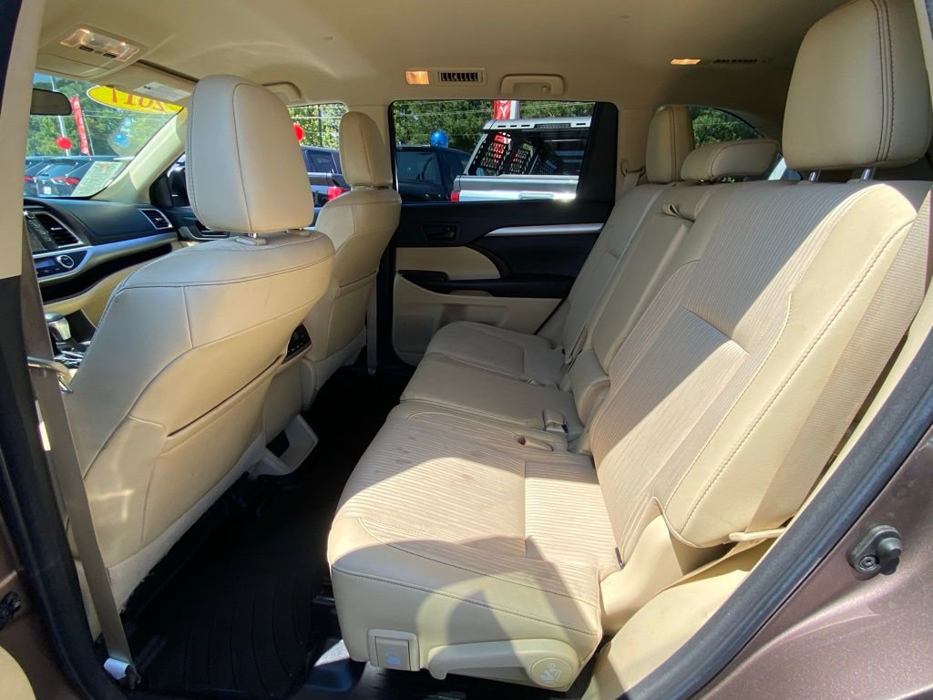 2017 Toyota Highlander LE Plus photo 6