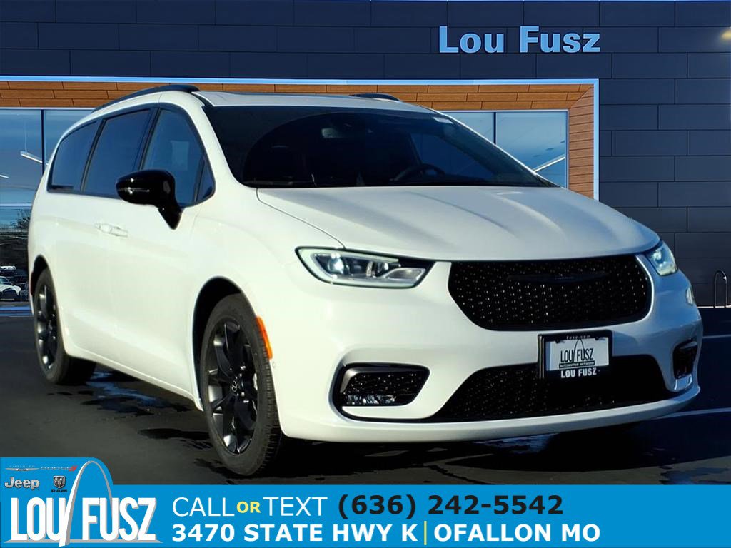 2026 Chrysler Pacifica Limited's photo