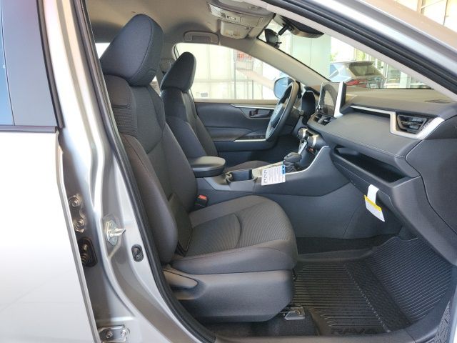 2025 Toyota RAV4 Hybrid LE photo 18