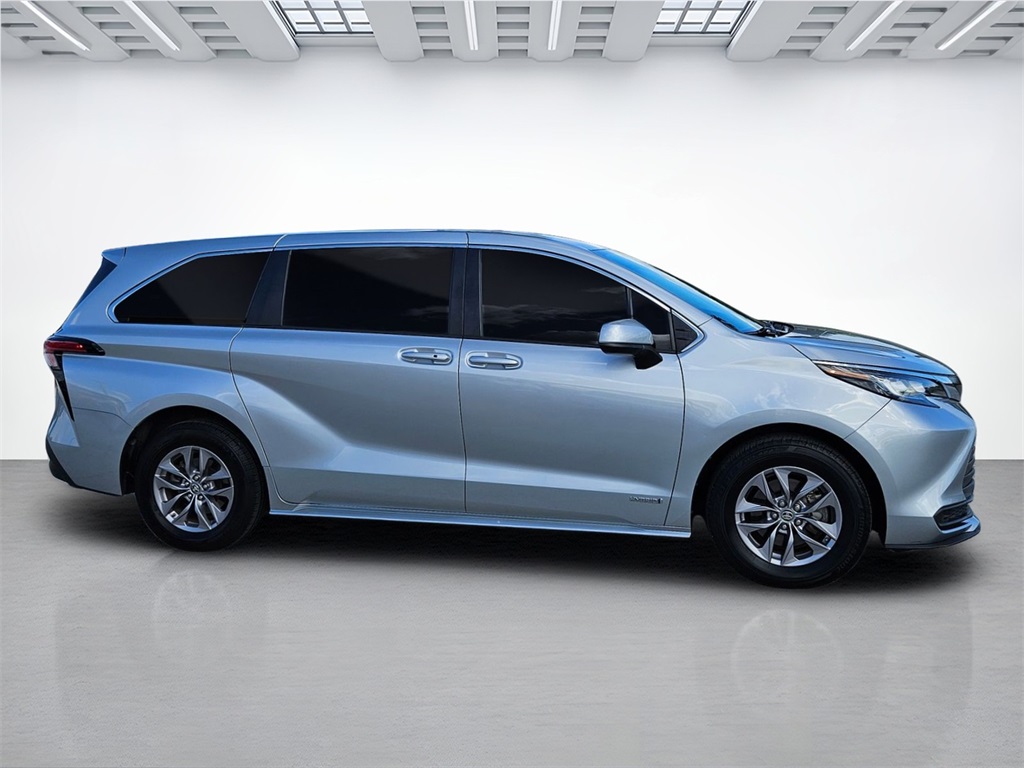 2021 Toyota Sienna LE photo 4