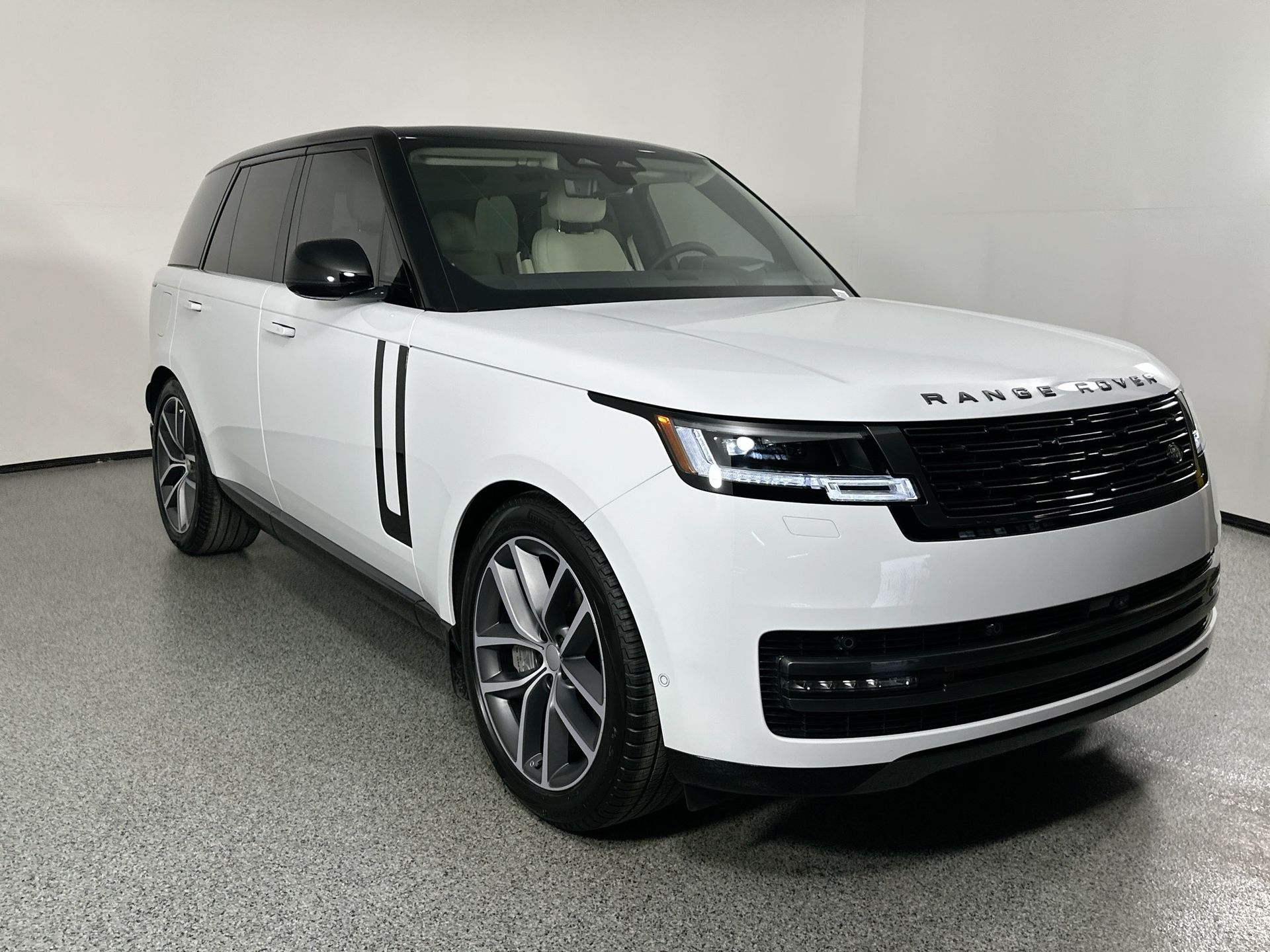 2025 Land Rover Range Rover SE photo 2
