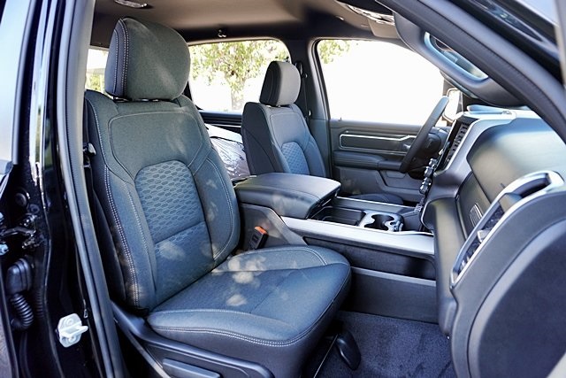 New 2026 Diamond Black Crystal Pearl-Coat Exterior Paint RAM Big Horn/Lone Star image 15