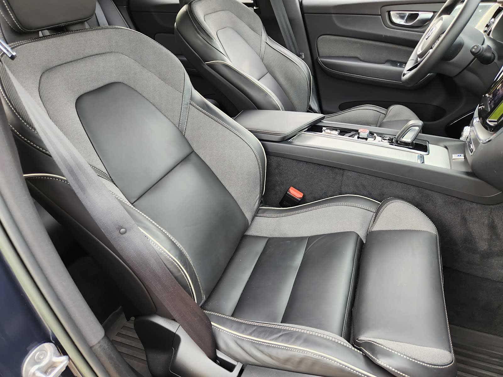 2022 Volvo XC60 R-Design photo 4