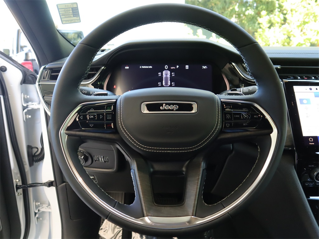 2023 Jeep Grand Cherokee Overland photo 9
