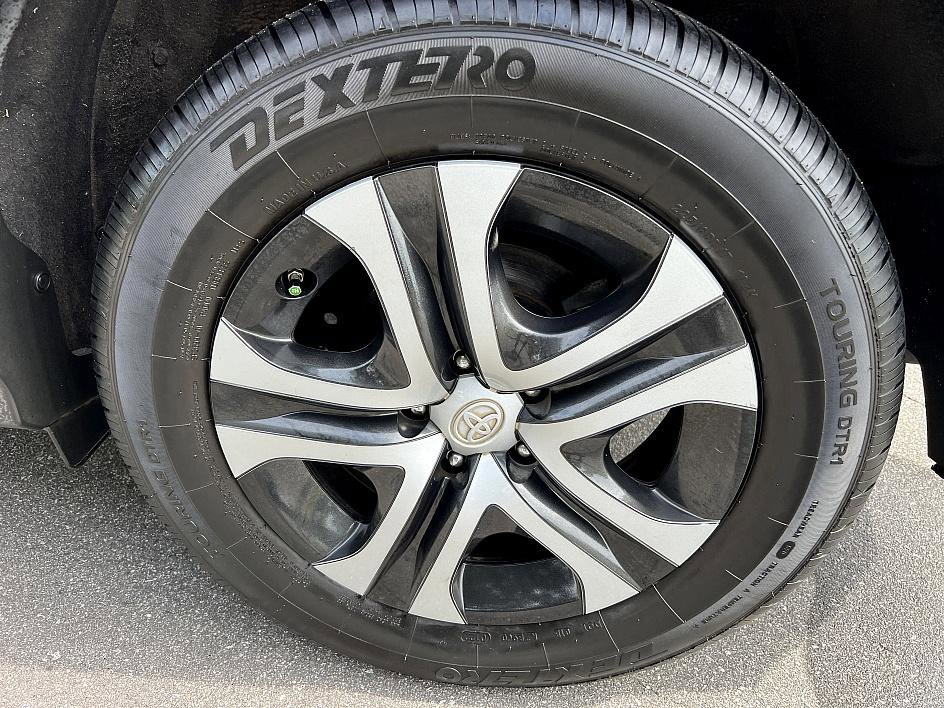 2018 Toyota RAV4 LE photo 10